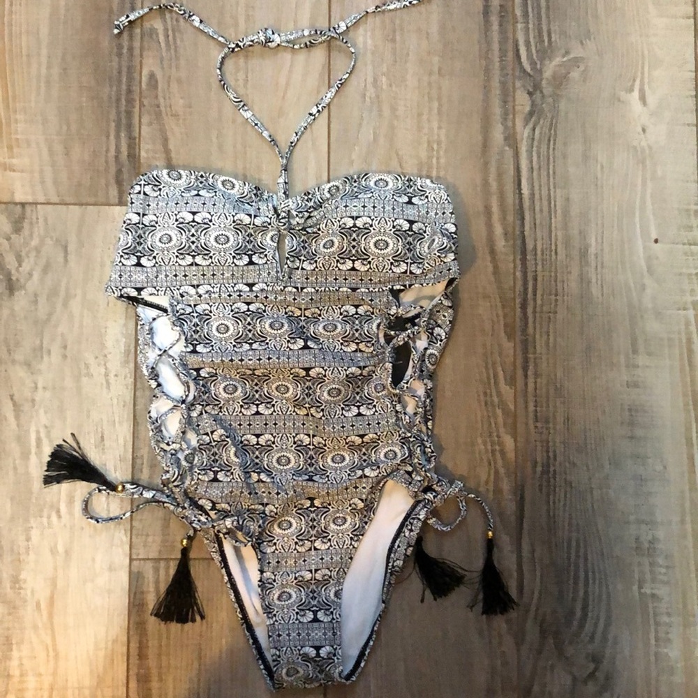 🌟Host Pick🌟Biki one piece Bathing Suit. - Picture 2 of 4